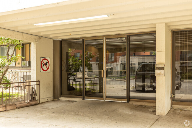 Building Photo - Place Deguire