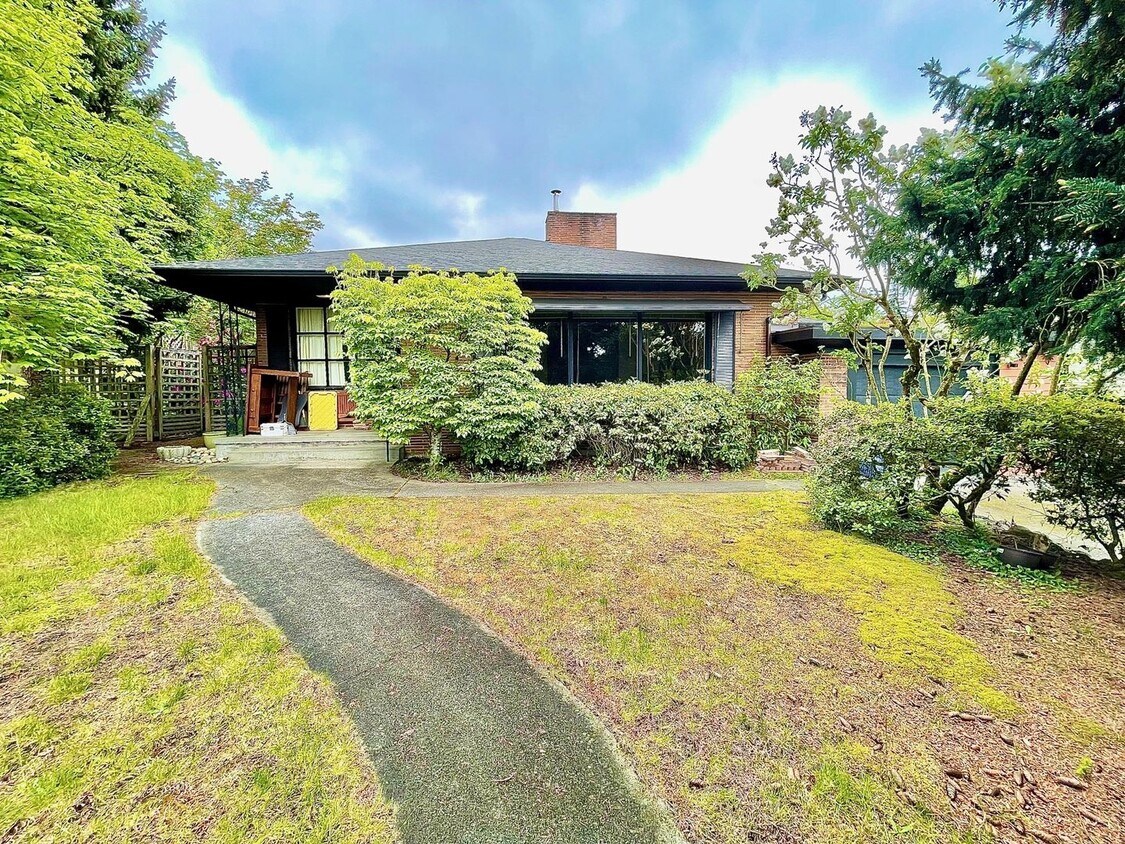 Charming home on quiet street, great loca... - Charming  home on quiet street, great loca...
