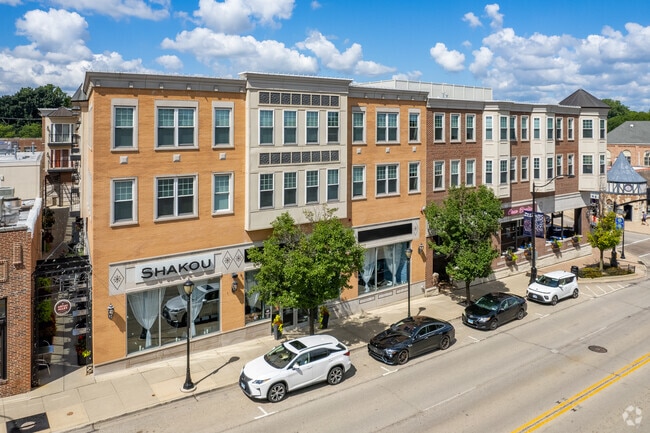 Building Photo - Eleven5 Lake