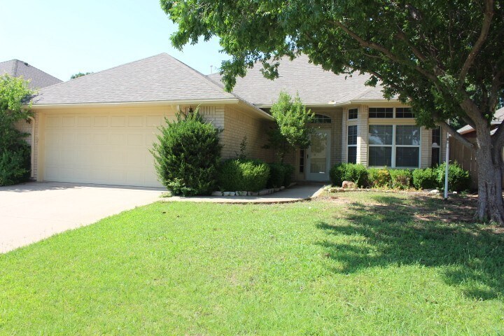 Foto principal - Great West side home located close to shop...