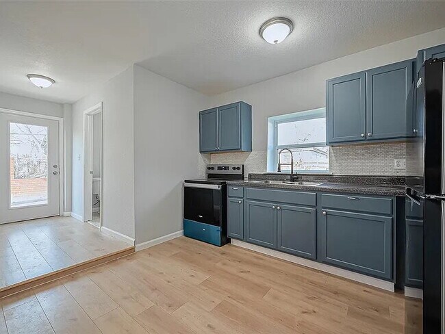 Foto del edificio - "Duplex- 2100 Sq Ft of Comfort!"
