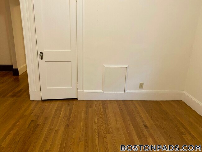 Foto del edificio - 16 Lakeville Rd