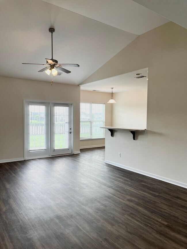 Foto del edificio - 3 Bedroom, 1 bath, with fenced in backyard...