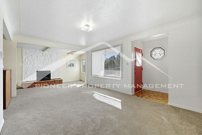 Building Photo - Charming Home with Central AC and Washer/D...
