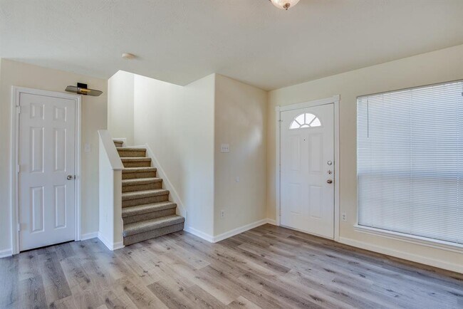 Building Photo - 10231 Azalea Village Dr