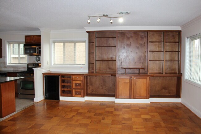 Building Photo - 1415 N Oak St