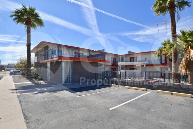 Building Photo - 402 N 10th St