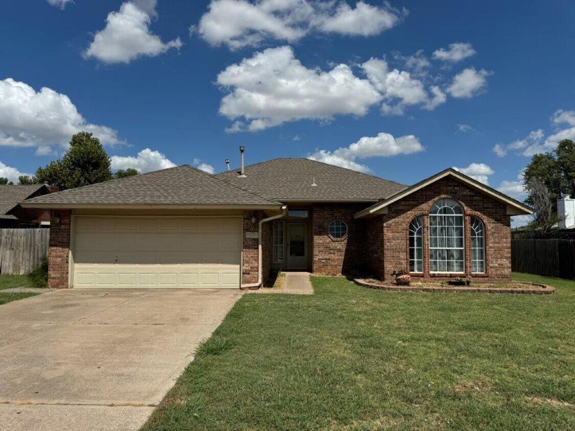 3 bed 2 bath, storm shelter and all wood floors in Moore Schools - 3 bed 2 bath, storm shelter and  all wood floors in Moore Schools