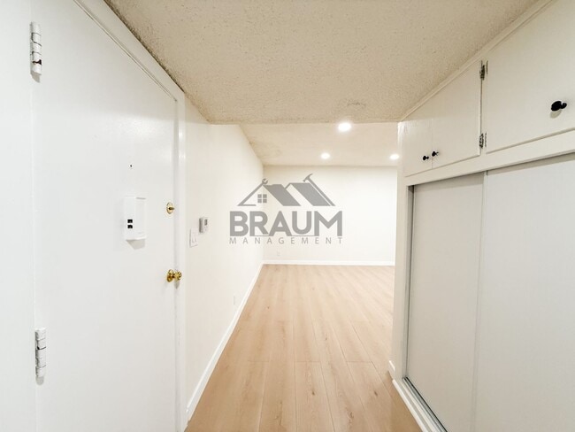 Foto del edificio - 5252 Hermitage Ave