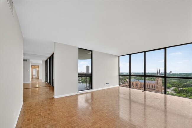 Foto del edificio - 5001 Woodway Dr