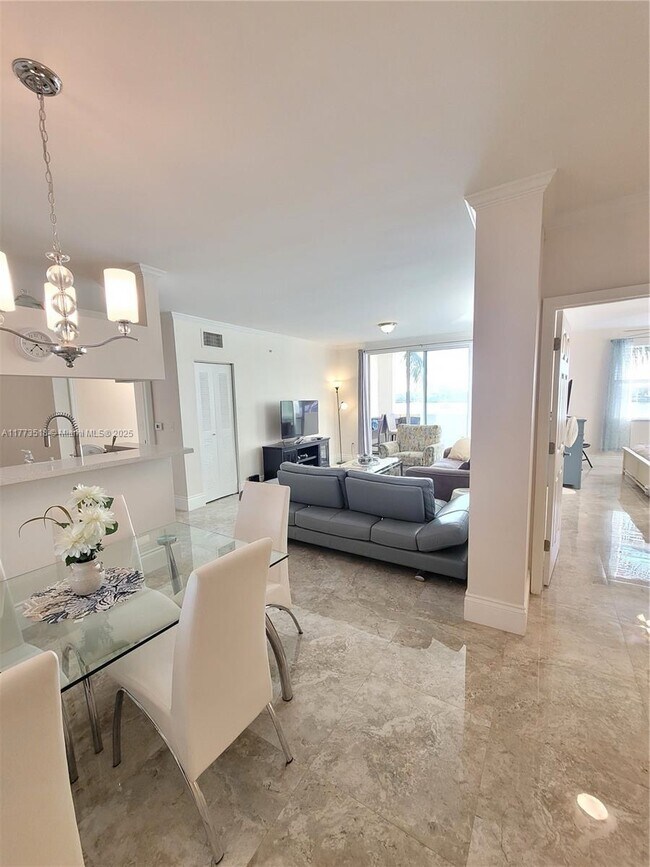 Foto del edificio - 17100 N Bay Rd