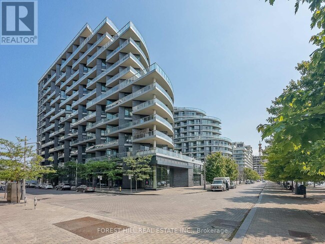 Photo du bâtiment - 1 Edgewater Dr