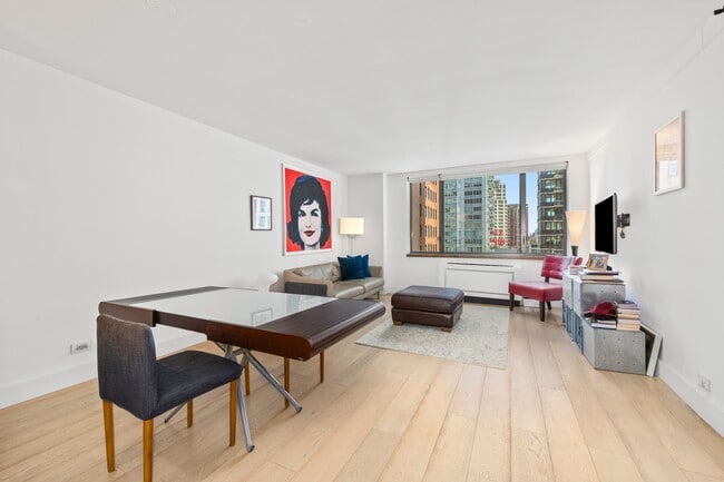 Building Photo - 30 W 61st St