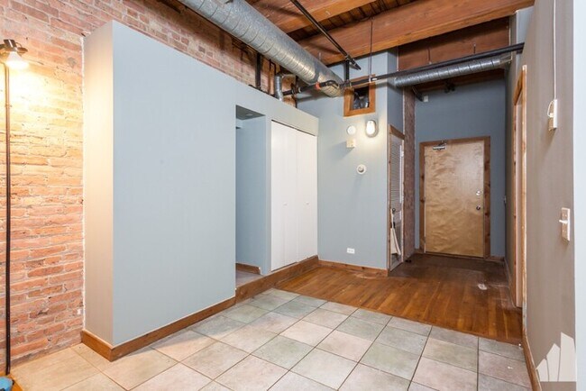 Building Photo - Beautiful 1 Bedroom Condo in South Loop!