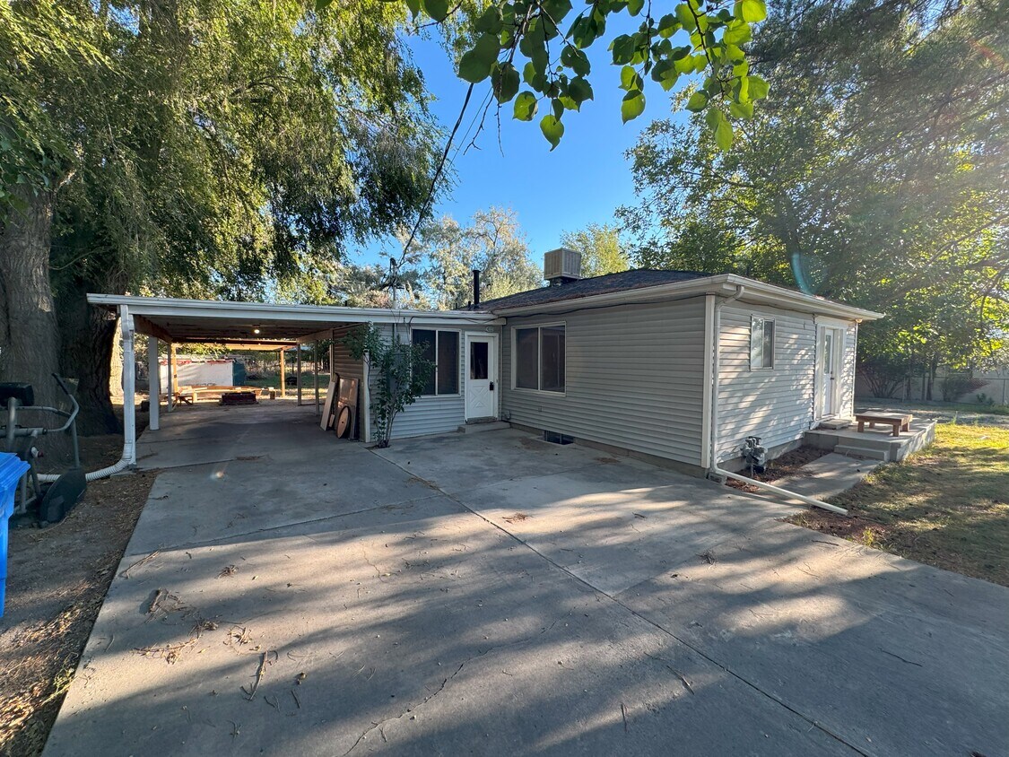 Primary Photo - Single Family Home in Riverton!