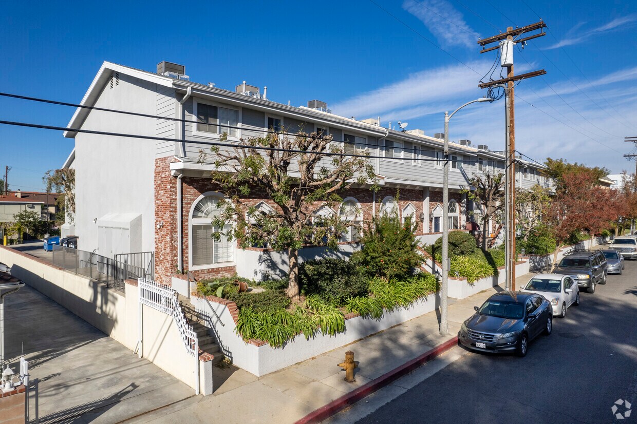 Foto principal - 8741 Darby Ave