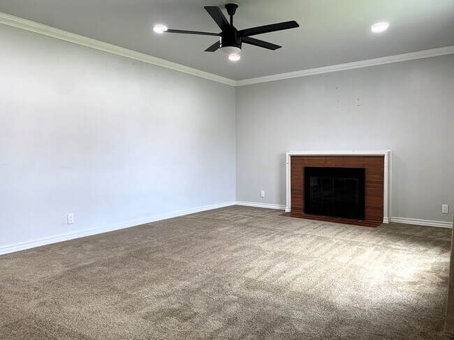 Building Photo - 3 Bedroom 2 Bathroom Home Available in Cas...