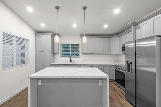 Foto del edificio - Up to $1400 off 1st month!! Vista - 3 bed/...