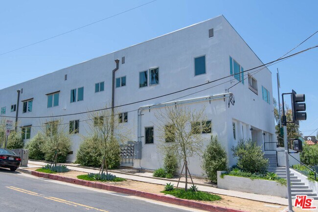 Foto del edificio - 3700 W Sunset Blvd