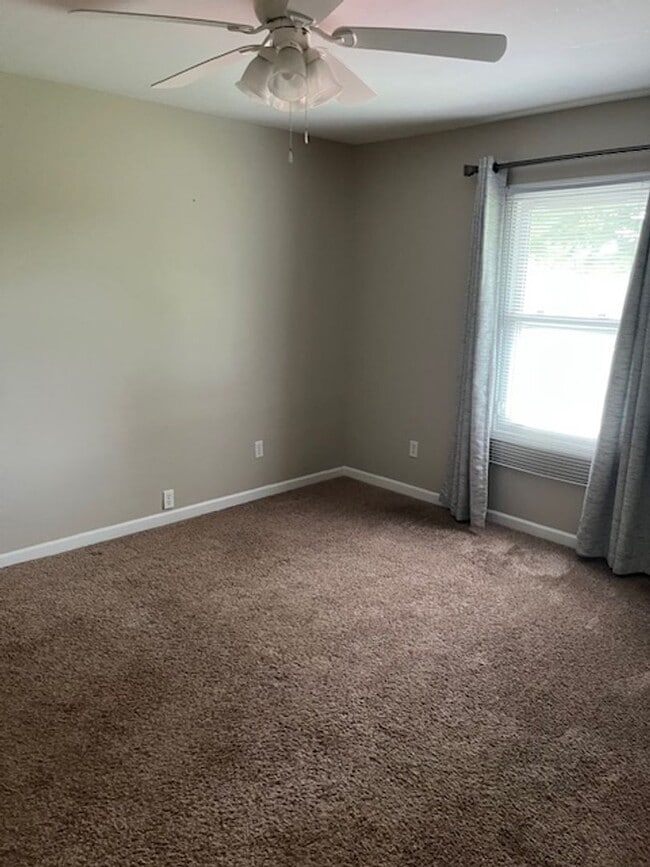 Building Photo - 3 bedroom, 2 bath home - Comfortable, Upda...