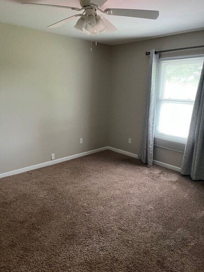 Foto del edificio - 3 bedroom, 2 bath home - Comfortable, Upda...