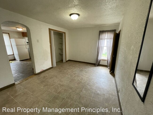 Building Photo - 3 br, 1 bath House - 219 W. Hyde Park Ave
