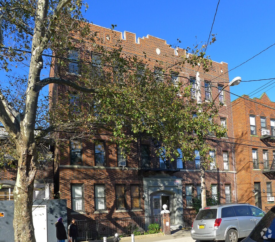 Building Photo - 1960 E Eighth St
