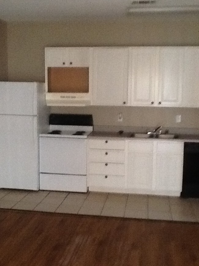 Kitchen - Elmwood Apartments