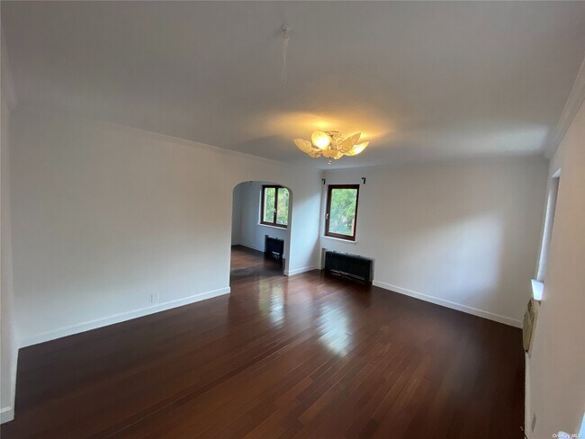 Foto del edificio - 63-23 Cromwell Crescent