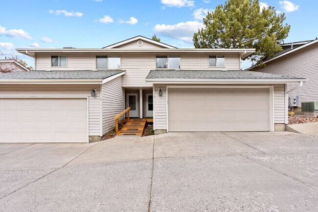 Foto del edificio - Nicely Done Townhome Next to St. Charles