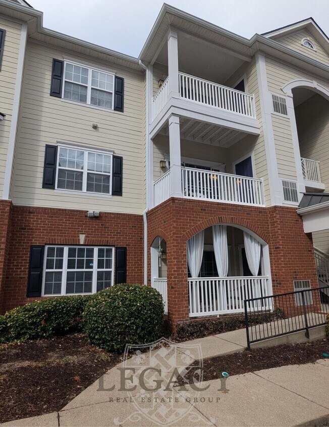 Foto principal - 8045 Bienville Dr