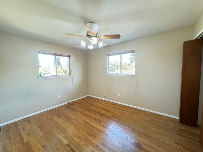 Building Photo - 3 bed /2 ba house - Yuba City- MOVE IN SPE...