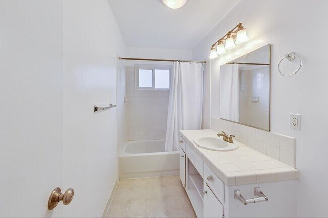 Building Photo - Modern and Elegant Lakeshore 2 bedroom apa...