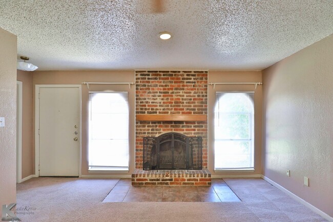 Building Photo - 3/2/2 DUPLEX near ACU!