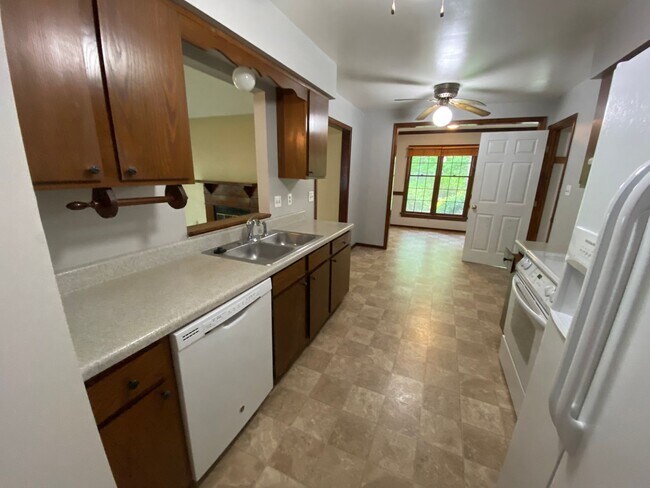 Building Photo - Charming Victorian Ranch Home with 3 Bedro...