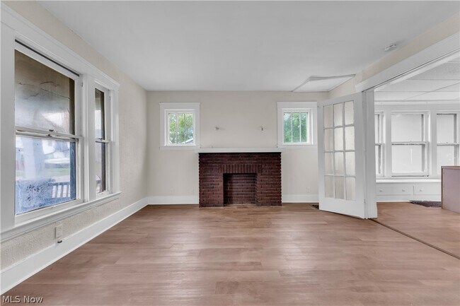 Building Photo - 1231 W 5th St