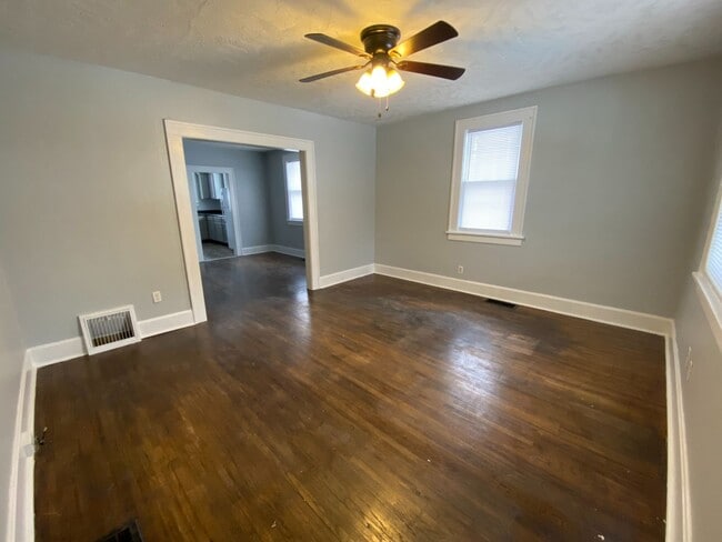 Foto del edificio - COLLEGE PRE-LEASING