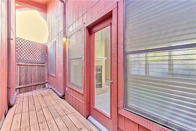Foto del edificio - 6708 Windrift Way