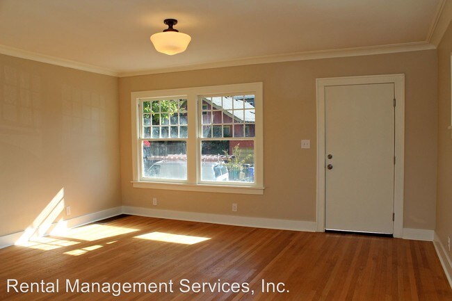 Building Photo - 923-929 NE Tillamook St