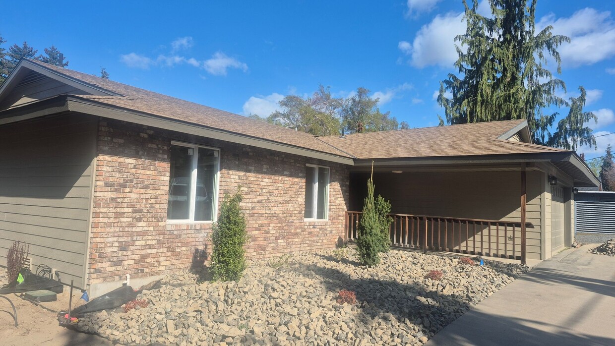 Primary Photo - Fully Remodeled Rambler with Golf Course V...
