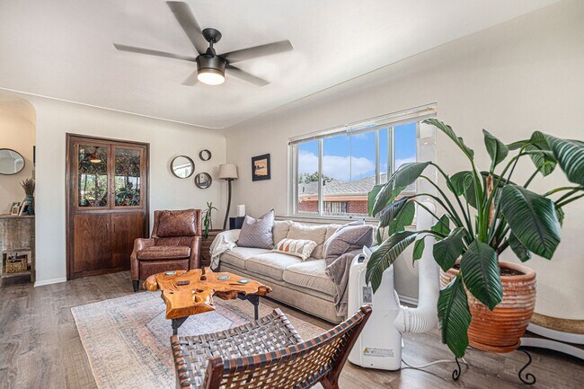 Foto del edificio - Updated 2 Bed | 1.5 Bath Upper Duplex Near...