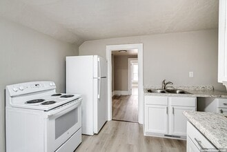 Building Photo - 702 S Commercial St