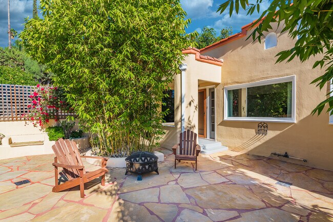 Front Courtyard - 1922 N Normandie Ave