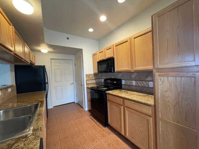 Building Photo - Bright Top Floor 2-Bedroom Condo w/ Attach...