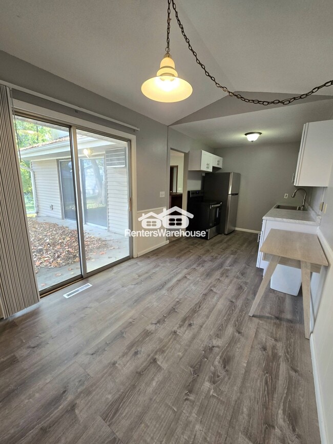 Building Photo - 32 Woodpecker Ridge Rd