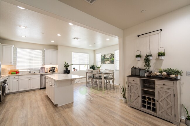 Foto del edificio - Stunning Verano at Skyline |Gated Community |HOA, Pool, Playground