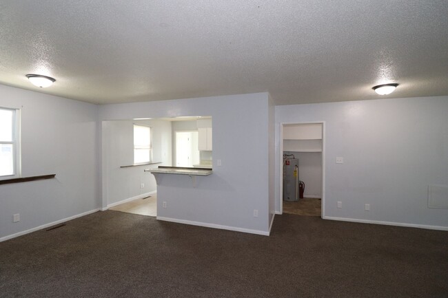 Building Photo - Spacious duplex for rent!