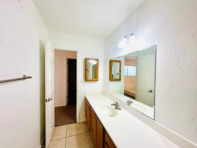 Building Photo - Spacious 2 Bedroom + 2 Bathroom Townhome w...