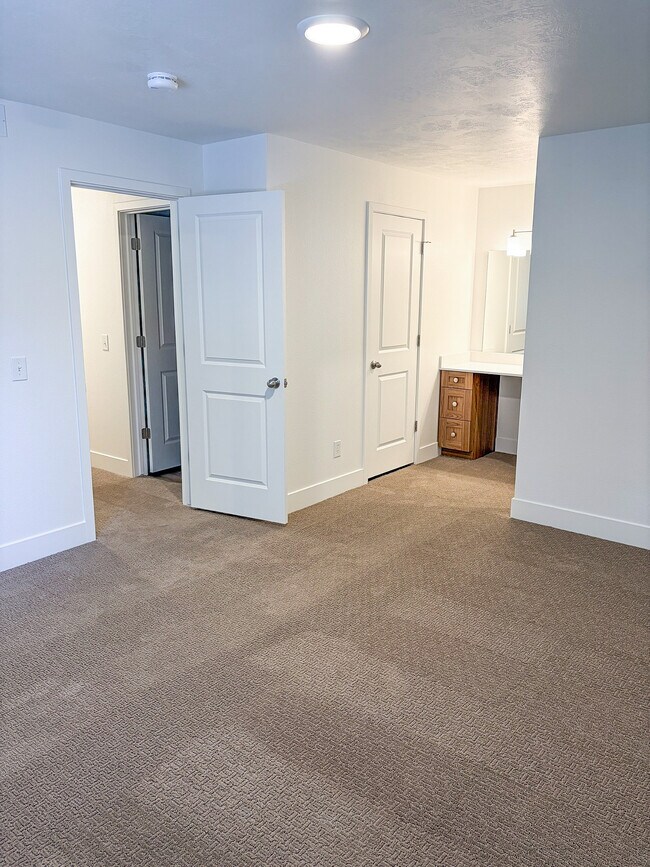 Habitaciones espaciosas diseñadas pensando en la comodidad y con mucho espacio para personalizarlas a tu gusto. - Pinebrook