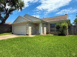 Building Photo - 2131 Highland Hills Dr
